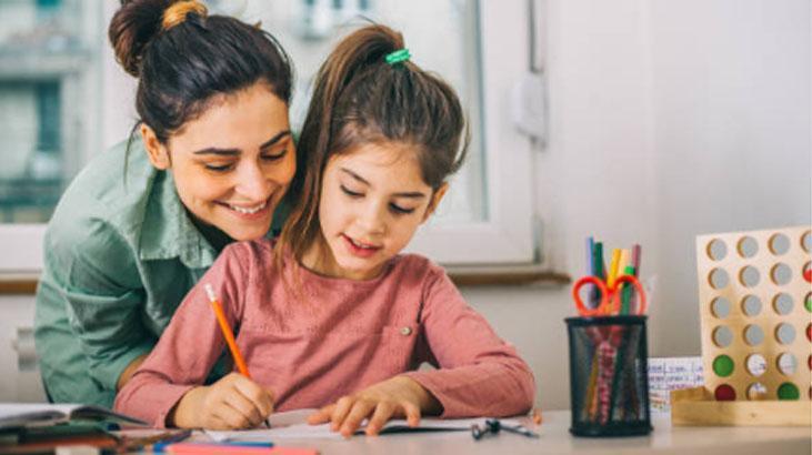 Ebeveynler çocuklarıyla ödev yapmalı mı