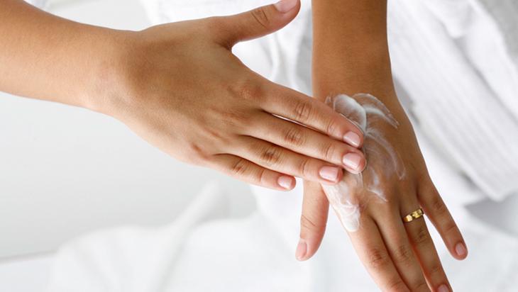 Eldeki çatlakları bir gecede pamuk gibi yapıyor Cilt üzerinde bariyer etkisi Eldeki çatlakları bir gecede pamuk gibi yapıyor Cilt üzerinde bariyer etkisi