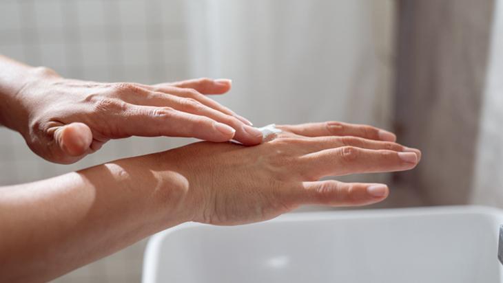 Eldeki çatlakları bir gecede pamuk gibi yapıyor Cilt üzerinde bariyer etkisi Eldeki çatlakları bir gecede pamuk gibi yapıyor Cilt üzerinde bariyer etkisi