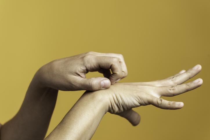 Eldeki çatlakları bir gecede pamuk gibi yapıyor Cilt üzerinde bariyer etkisi Eldeki çatlakları bir gecede pamuk gibi yapıyor Cilt üzerinde bariyer etkisi