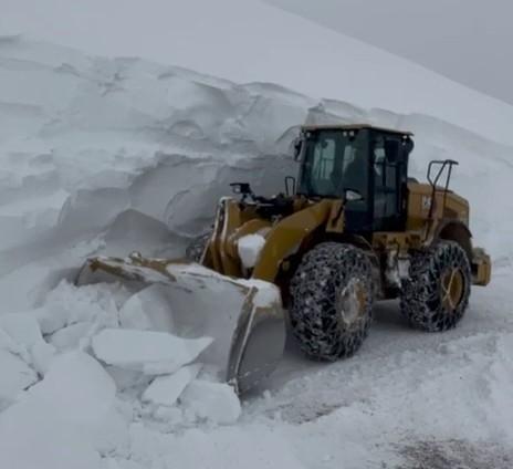 Kentte kar kalınlığı 5 metreye ulaştı Araçlar gömüldü, yol nerede belli değil