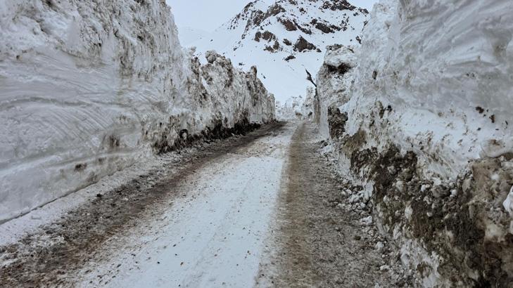 Kentte kar kalınlığı 5 metreye ulaştı Araçlar gömüldü, yol nerede belli değil
