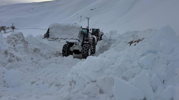 Kentte kar kalınlığı 5 metreye ulaştı Araçlar gömüldü, yol nerede belli değil