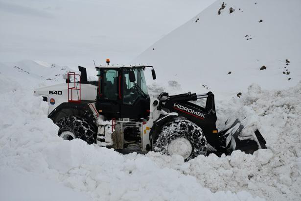 Kentte kar kalınlığı 5 metreye ulaştı Araçlar gömüldü, yol nerede belli değil
