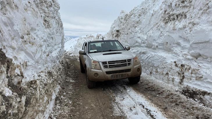 Kentte kar kalınlığı 5 metreye ulaştı Araçlar gömüldü, yol nerede belli değil