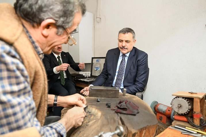 Topraktan çıktığı an sertleşiyor Elleriyle işleyip servete dönüştürüyor: Tam 45 yıldır bu işi yapıyor