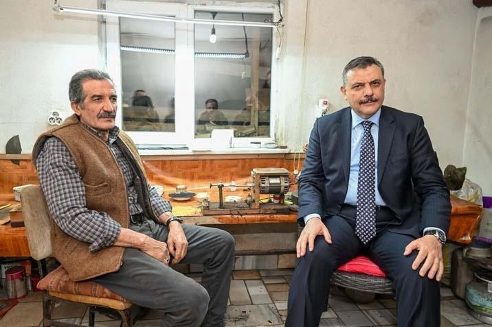 Topraktan çıktığı an sertleşiyor Elleriyle işleyip servete dönüştürüyor: Tam 45 yıldır bu işi yapıyor