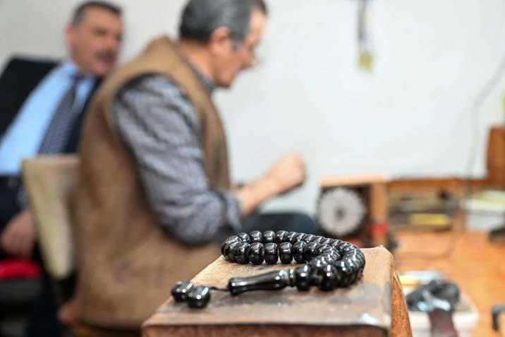 Topraktan çıktığı an sertleşiyor Elleriyle işleyip servete dönüştürüyor: Tam 45 yıldır bu işi yapıyor