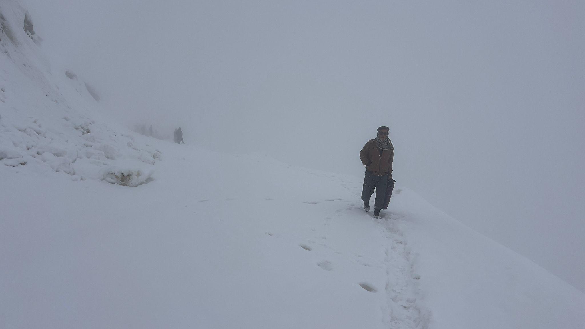 7 metreyi aşan kar duvarı 2 ay kapalı kaldı: Kar, çığ ve kurt korkusu…