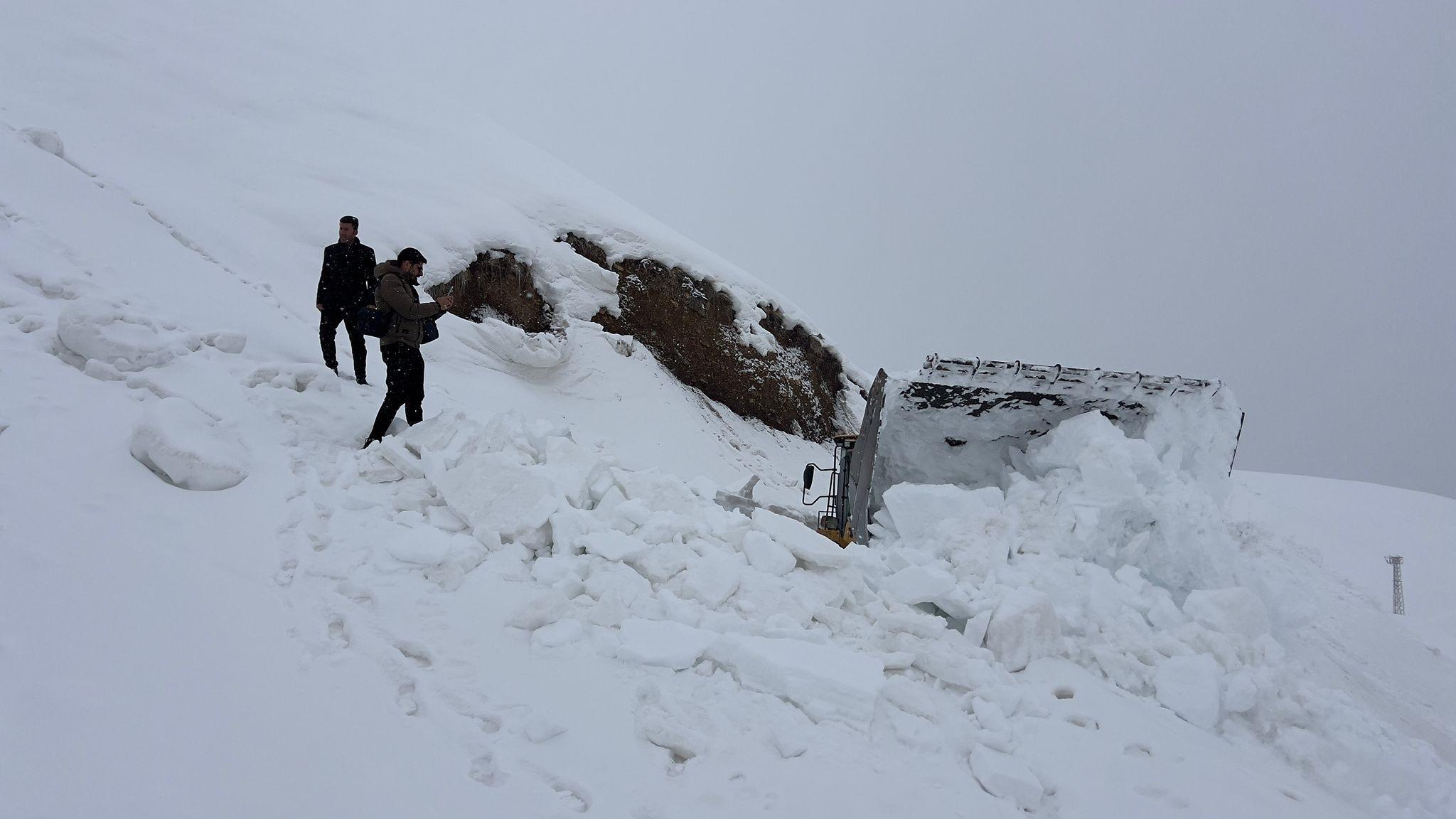 7 metreyi aşan kar duvarı 2 ay kapalı kaldı: Kar, çığ ve kurt korkusu…