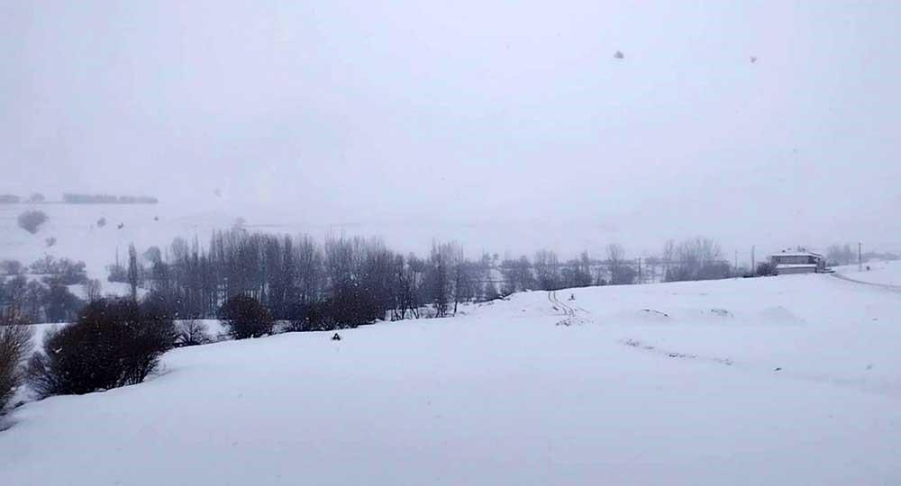 7 metreyi aşan kar duvarı 2 ay kapalı kaldı: Kar, çığ ve kurt korkusu…