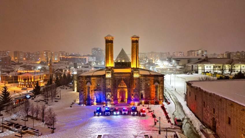 7 metreyi aşan kar duvarı 2 ay kapalı kaldı: Kar, çığ ve kurt korkusu…