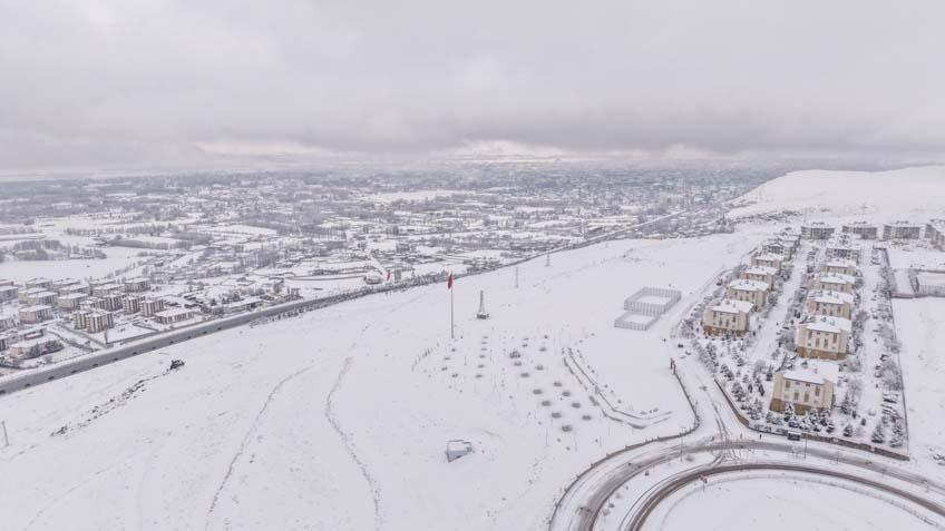 7 metreyi aşan kar duvarı 2 ay kapalı kaldı: Kar, çığ ve kurt korkusu…
