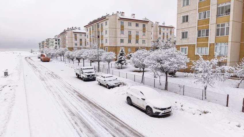 7 metreyi aşan kar duvarı 2 ay kapalı kaldı: Kar, çığ ve kurt korkusu…