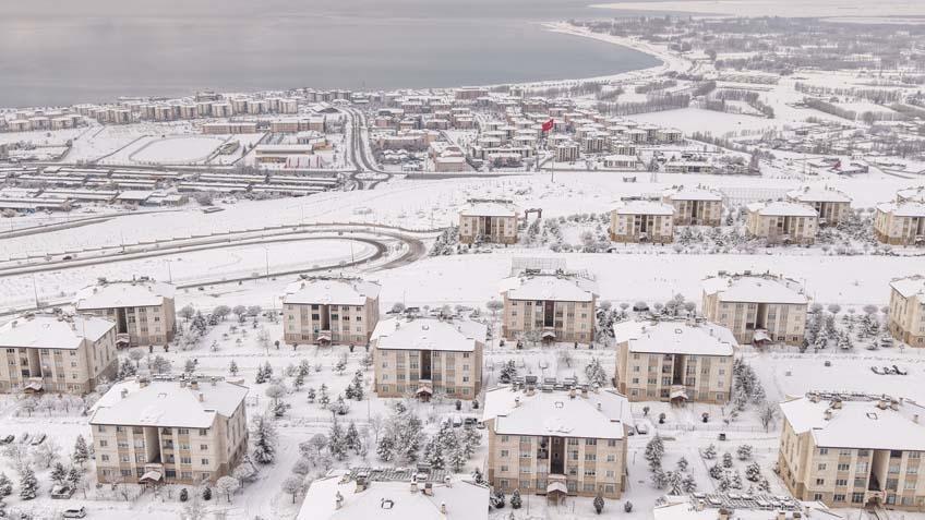 7 metreyi aşan kar duvarı 2 ay kapalı kaldı: Kar, çığ ve kurt korkusu…