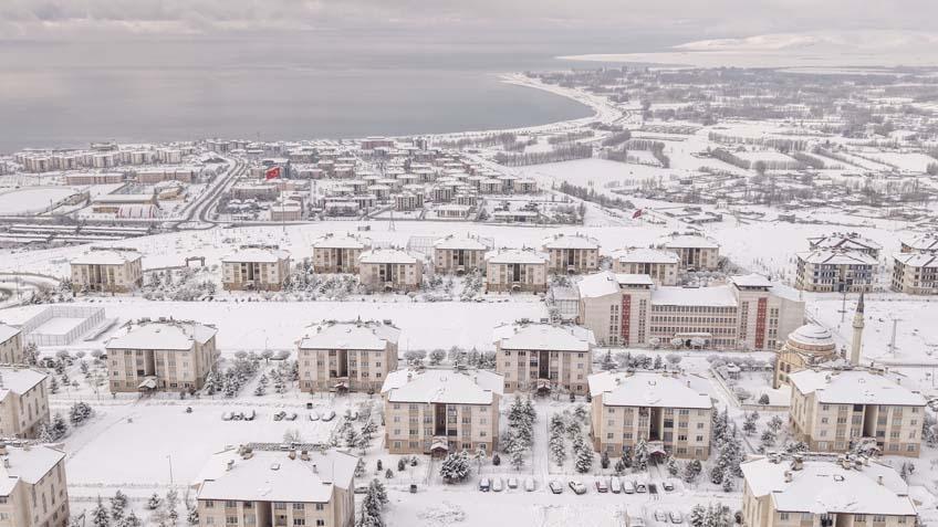 7 metreyi aşan kar duvarı 2 ay kapalı kaldı: Kar, çığ ve kurt korkusu…