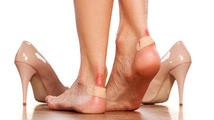 YOLA KISA TOPUKLULARLA ÇIKIN