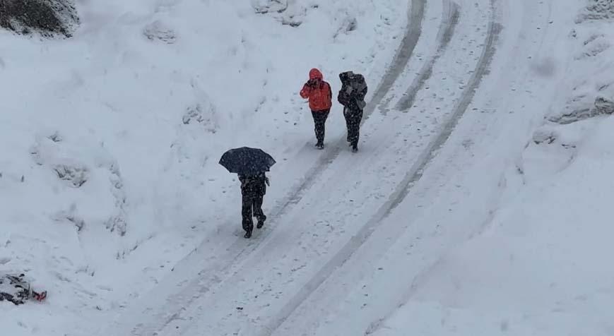 Kent yok oldu Kar kalınlığı 3 metreyi buldu; yağış devam ediyor