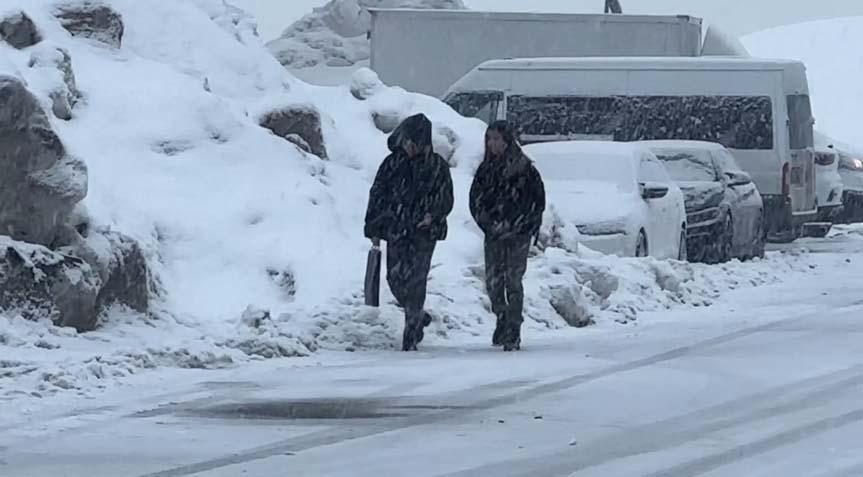 Kent yok oldu Kar kalınlığı 3 metreyi buldu; yağış devam ediyor