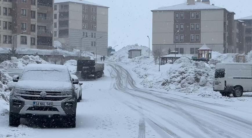 Kent yok oldu Kar kalınlığı 3 metreyi buldu; yağış devam ediyor