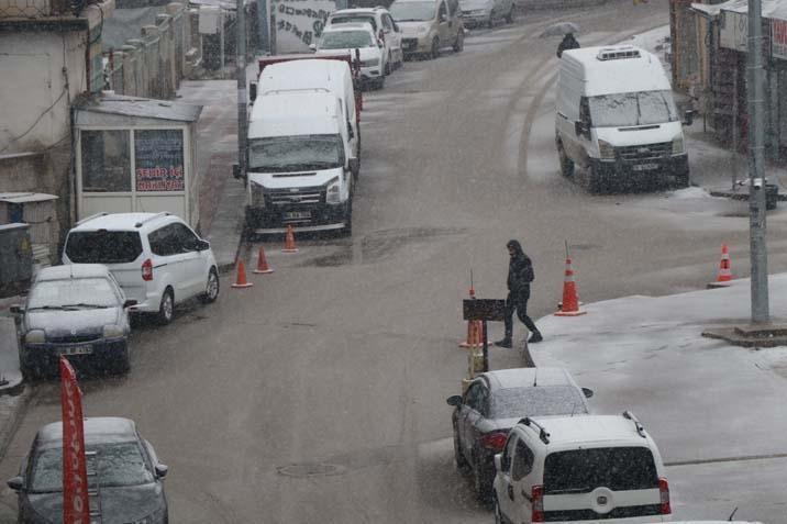 Kent yok oldu Kar kalınlığı 3 metreyi buldu; yağış devam ediyor