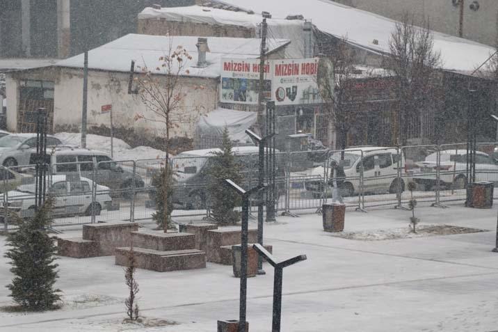 Kent yok oldu Kar kalınlığı 3 metreyi buldu; yağış devam ediyor