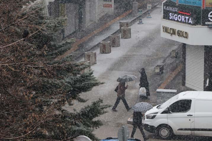 Kent yok oldu Kar kalınlığı 3 metreyi buldu; yağış devam ediyor