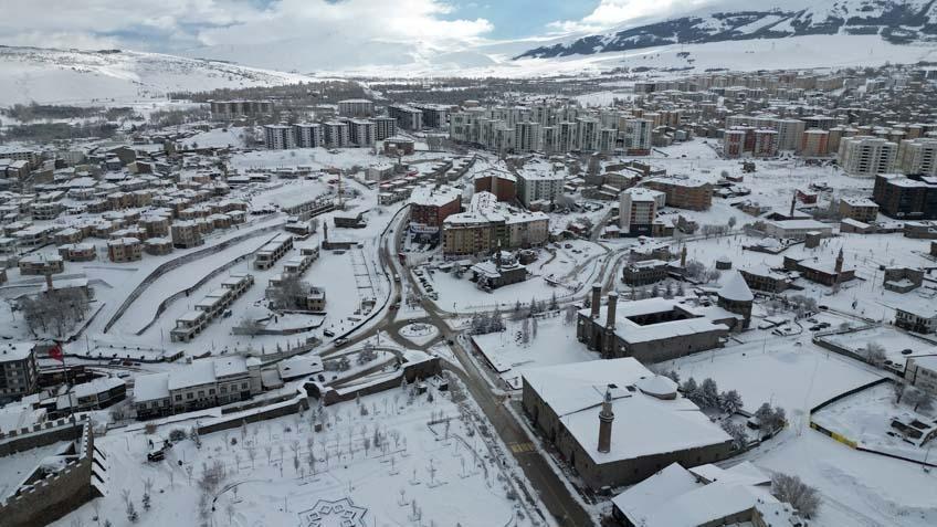 Kent yok oldu Kar kalınlığı 3 metreyi buldu; yağış devam ediyor