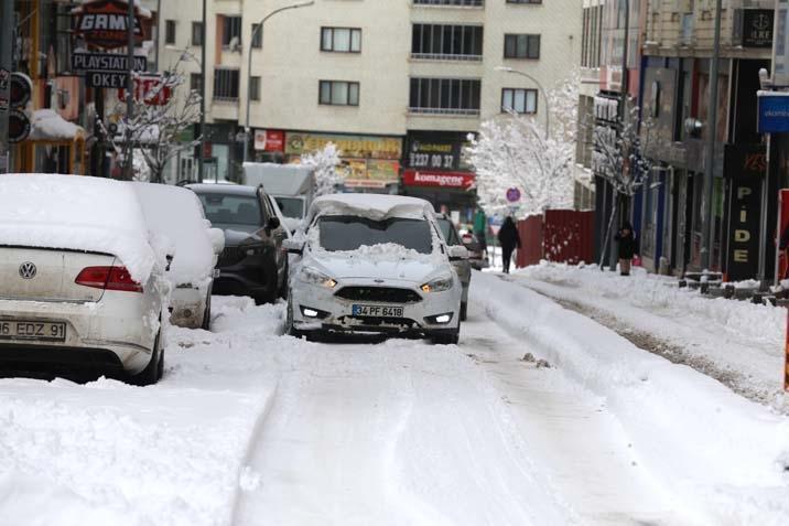 Kent yok oldu Kar kalınlığı 3 metreyi buldu; yağış devam ediyor
