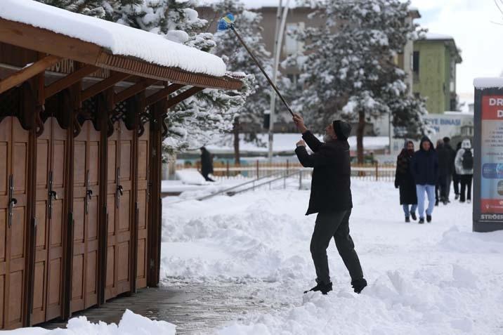 Kent yok oldu Kar kalınlığı 3 metreyi buldu; yağış devam ediyor