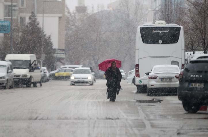 Kent yok oldu Kar kalınlığı 3 metreyi buldu; yağış devam ediyor