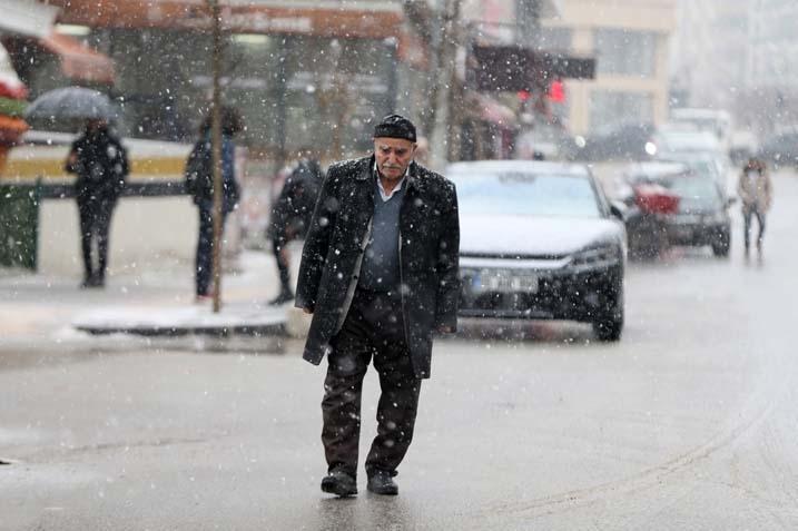 Kent yok oldu Kar kalınlığı 3 metreyi buldu; yağış devam ediyor