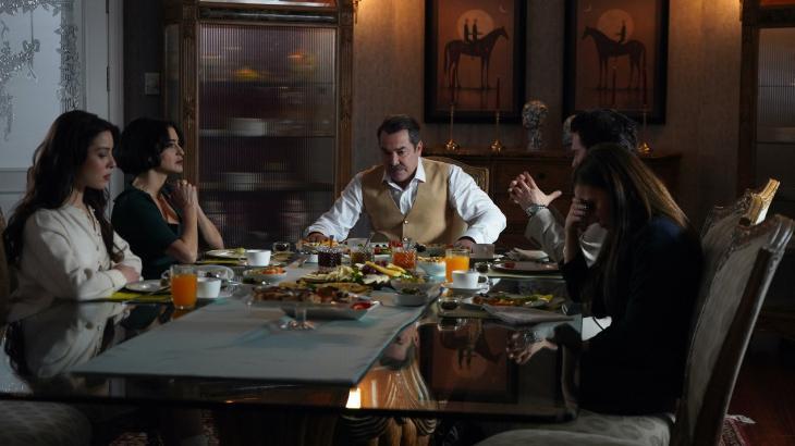 AYNI YAĞMUR ALTINDA DİZİSİ OYUNCULARI AYNI YAĞMUR ALTINDA DİZİSİ OYUNCULARI