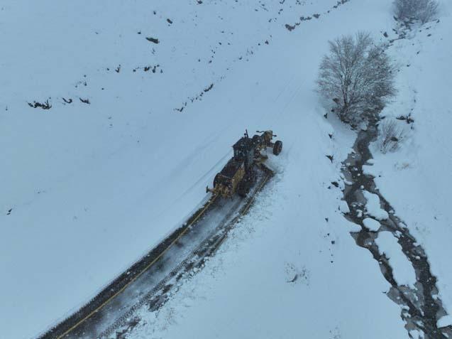 Kent yok oldu Kar kalınlığı 3 metreyi buldu; yağış devam ediyor
