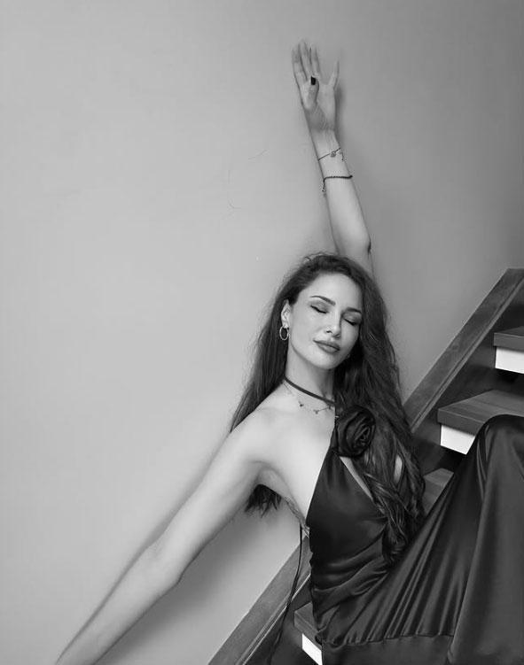 Mine Tugay sosyal medyayı salladı Merdivenlerde iddialı poz