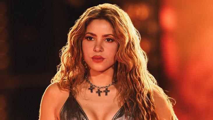 Dünyaca ünlü şarkıcının sahnesinde talihsiz kaza Shakira yere kapaklandı
