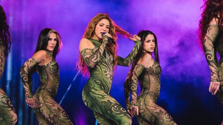 Dünyaca ünlü şarkıcının sahnesinde talihsiz kaza Shakira yere kapaklandı