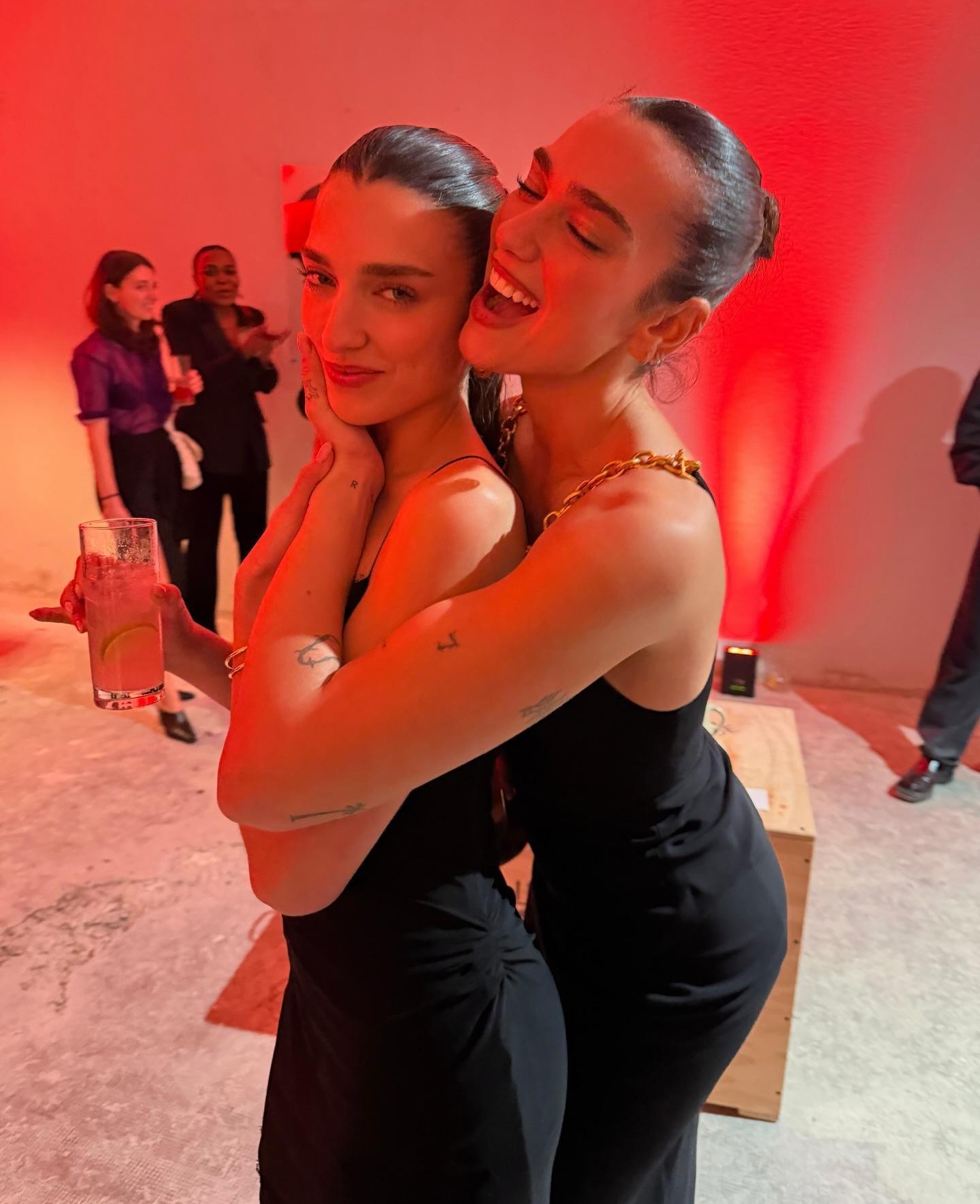Dua Lipa kız kardeşiyle fotoğraflarını yayınladı Benzerlikleri dillere düştü