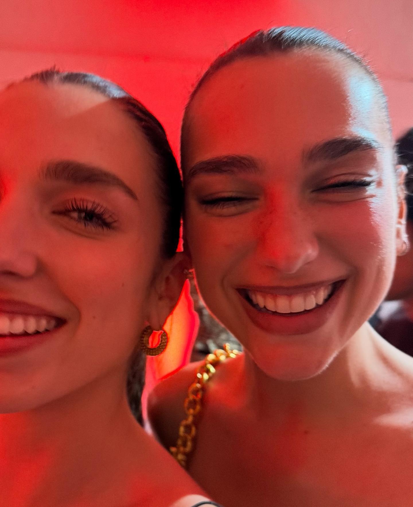 Dua Lipa kız kardeşiyle fotoğraflarını yayınladı Benzerlikleri dillere düştü