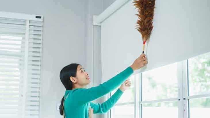 ELEKTRİKLİ SÜPÜRGE İLE PERDE YÜZEYİNDEKİ TOZLARI TEMİZLEYİN