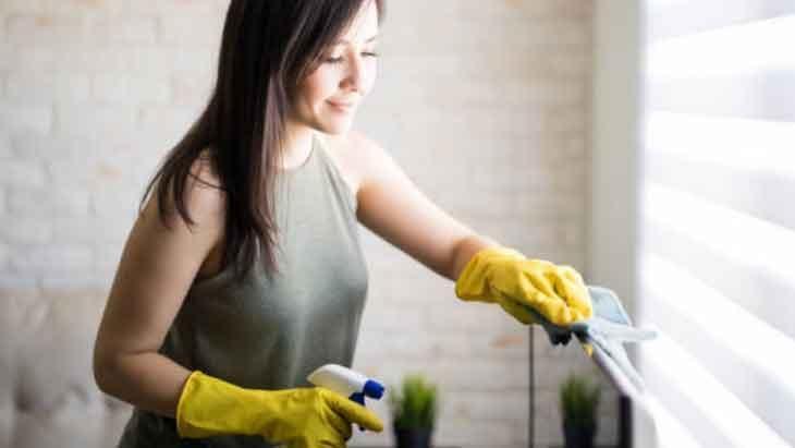 STOR PERDEYİ ÇIKARMADAN KURU TEMİZLİK YÖNTEMLERİNİ UYGULAYIN