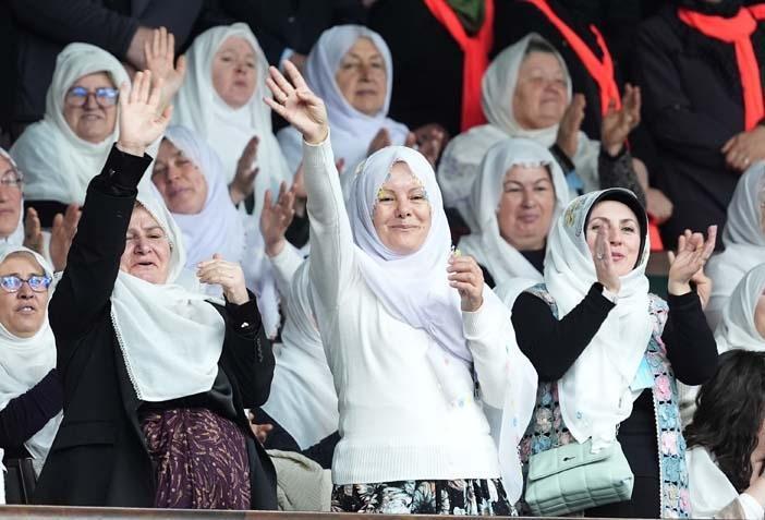 AK Partili kadınlardan Başkan Güneşe şalvarlı destek AK Partili kadınlardan Başkan Güneşe şalvarlı destek