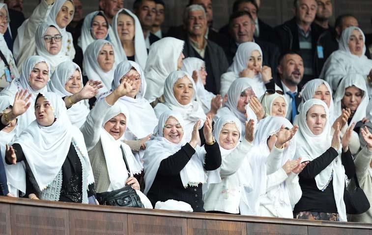 AK Partili kadınlardan Başkan Güneşe şalvarlı destek AK Partili kadınlardan Başkan Güneşe şalvarlı destek