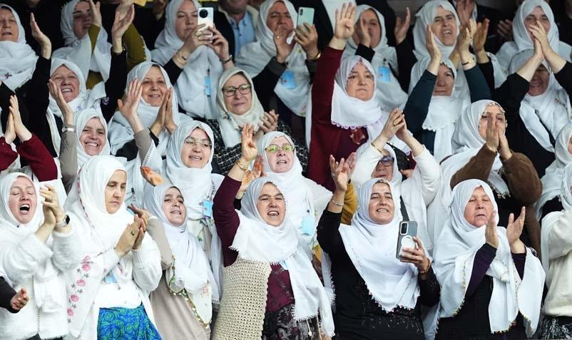 AK Partili kadınlardan Başkan Güneşe şalvarlı destek AK Partili kadınlardan Başkan Güneşe şalvarlı destek