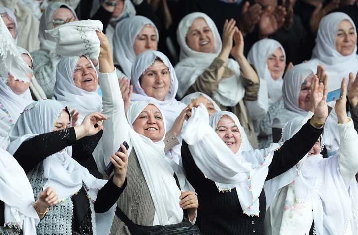 AK Partili kadınlardan Başkan Güneşe şalvarlı destek AK Partili kadınlardan Başkan Güneşe şalvarlı destek