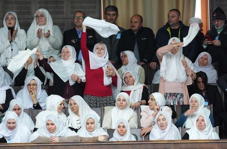 AK Partili kadınlardan Başkan Güneşe şalvarlı destek AK Partili kadınlardan Başkan Güneşe şalvarlı destek
