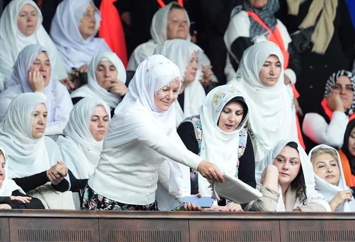 AK Partili kadınlardan Başkan Güneşe şalvarlı destek AK Partili kadınlardan Başkan Güneşe şalvarlı destek