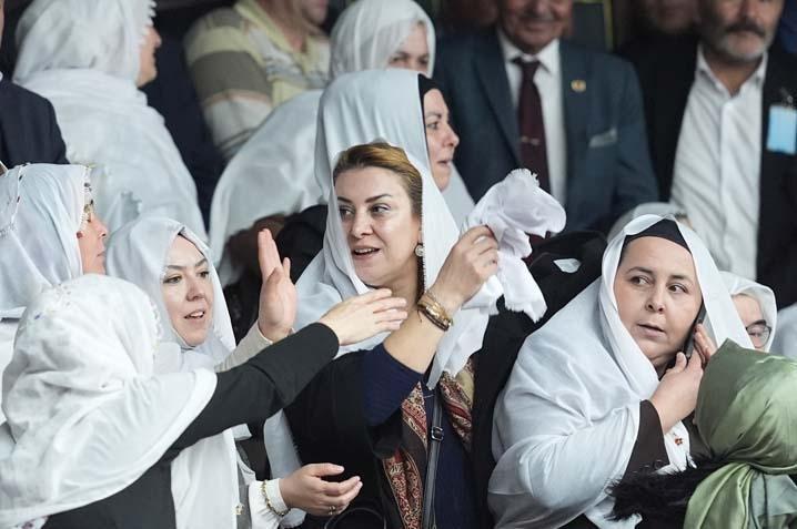 AK Partili kadınlardan Başkan Güneşe şalvarlı destek AK Partili kadınlardan Başkan Güneşe şalvarlı destek