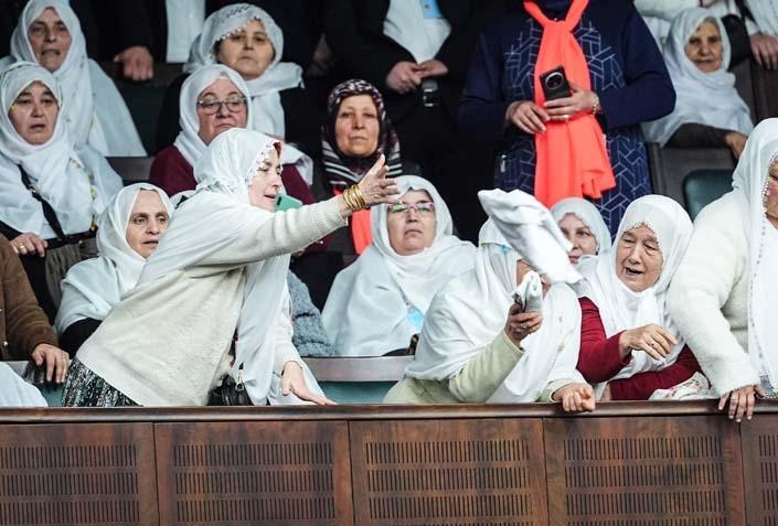 AK Partili kadınlardan Başkan Güneşe şalvarlı destek AK Partili kadınlardan Başkan Güneşe şalvarlı destek