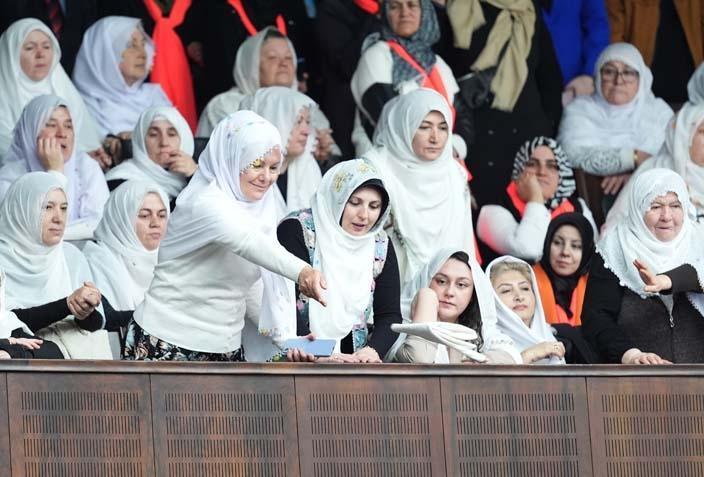AK Partili kadınlardan Başkan Güneşe şalvarlı destek AK Partili kadınlardan Başkan Güneşe şalvarlı destek